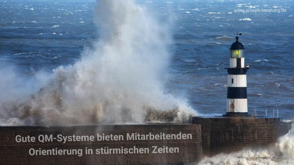 Leuchtturm im Sturm als Symbolbild für das ISO 9001 Beratung von Stephan Joseph